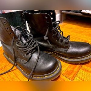 Dr. Martens boots: US Women 6, black